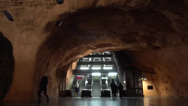 STOCKHOLM, SUÈDE - 4 DÉCEMBRE 2019 : Les gens se rendent à l'escalier roulant de la station de métro . — Video