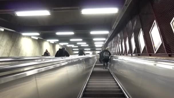 Stockholm, Svédország - December 4, 2019: Az emberek mászni a mozgólépcsőn a metró állomás. — Stock videók