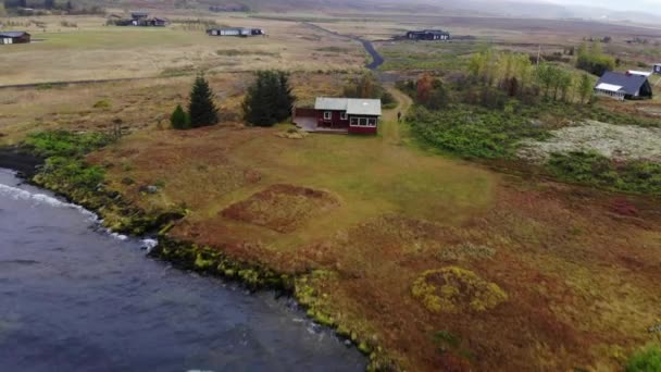 Вид с воздуха на дом у озера, Исландия . — стоковое видео