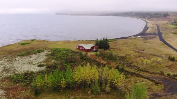 Вид с воздуха на дом у озера, Исландия . — стоковое видео