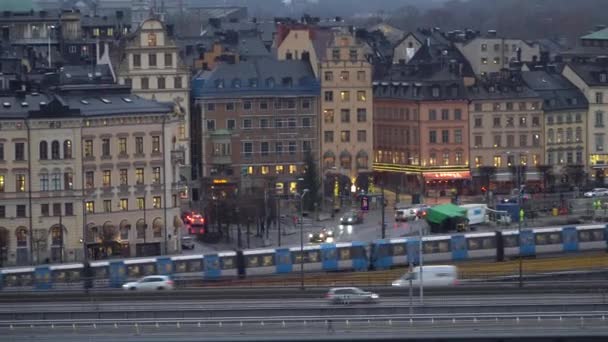 สต็อคโฮลม สวีเดน 4 ธันวาคม 2019: รถไฟใต้ดินผ่านบนพื้นหลังของส่วนประวัติศาสตร์ของเมือง Gamla Stan . — วีดีโอสต็อก