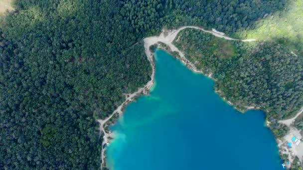Vista aérea de um lago azul cercado por floresta . — Vídeo de Stock