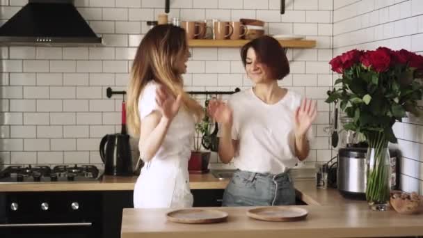 Молодая лесбийская пара весело танцует дома — стоковое видео