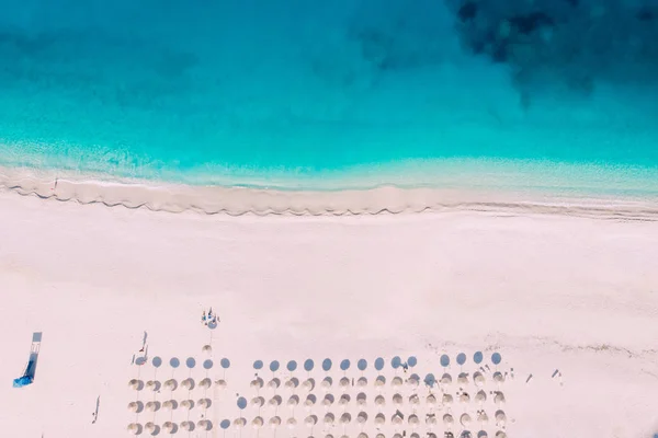 Vista aérea de arriba hacia abajo de la playa de Myrtos en el día de verano, Grecia — Foto de Stock