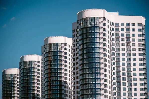 Edificios de apartamentos altos sobre un fondo de cielo azul . —  Fotos de Stock