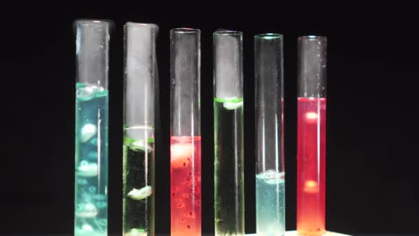 Tubos de ensaio de vidro com líquido multicolorido em ebulição . — Vídeo de Stock