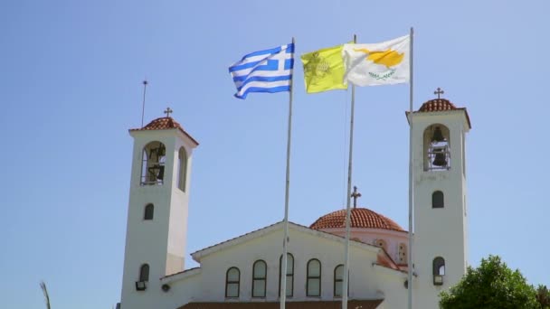 Banderas de Chipre y Grecia ondeando en el viento contra el fondo de la iglesia . — Vídeos de Stock