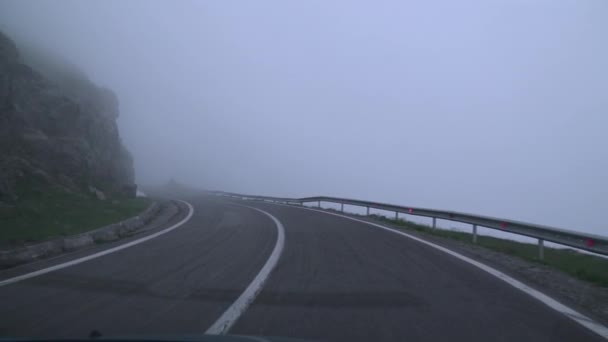 Pov conducir en nebuloso oscuro miedo carretera de montaña . — Vídeo de stock