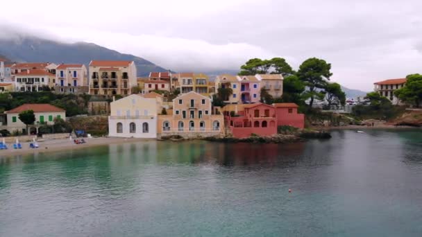 Casas coloridas na baía de Asos. Grécia. — Vídeo de Stock