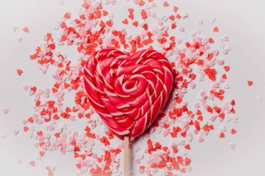 lolipop beyaz zemin üzerinde kalp şeklinde.