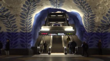 Stockholm, İsveç - 4 Aralık 2019 Stockholm T-Centralen istasyonundaki insanlar.