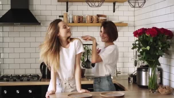 Unga lesbiska par har kul med att dansa hemma — Stockvideo