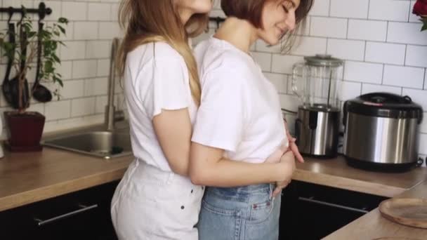 Молодая лесбийская пара весело танцует дома — стоковое видео