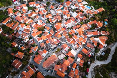 Küçük bir köyün çatılarındaki hava manzarası..