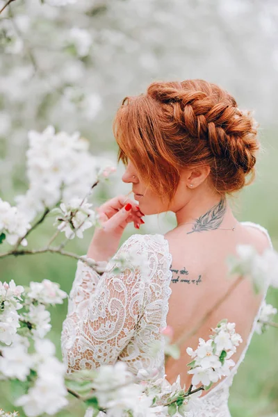 Penteado close-up de uma noiva de cabelos vermelhos, visão traseira . — Fotografia de Stock