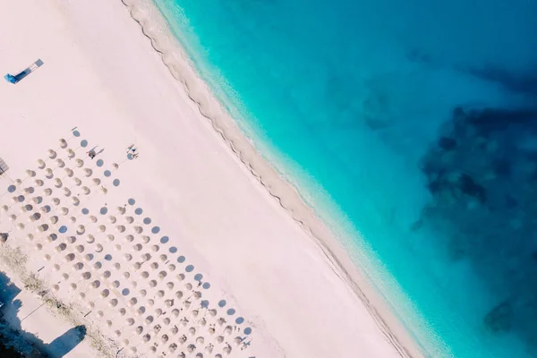 Vista aérea de arriba hacia abajo de la playa de Myrtos en el día de verano, Grecia — Foto de Stock