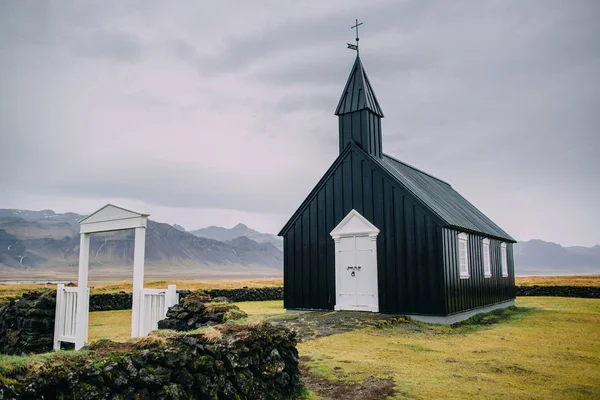 Paisagem islandesa com uma igreja negra . — Fotografia de Stock