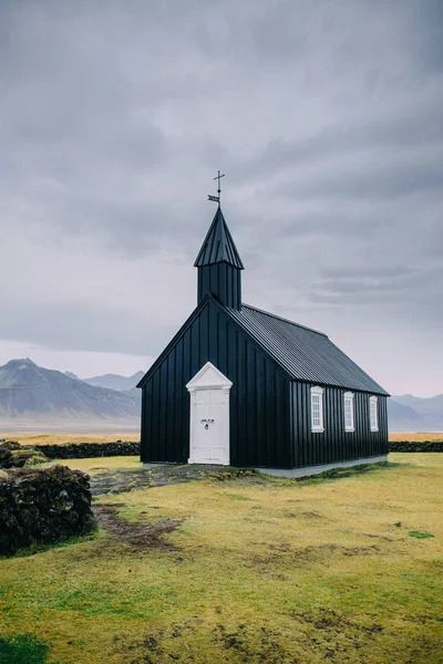Izlandi táj fekete templommal. — Stock Fotó