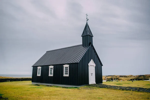 Ισλανδικό τοπίο με μαύρη εκκλησία. — Φωτογραφία Αρχείου