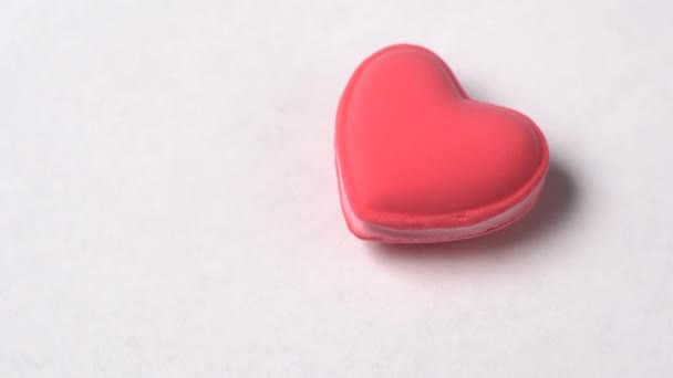 Makarónový dort ve tvaru srdce otočit na bílém pozadí. — Stock video