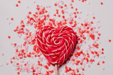 lolipop beyaz zemin üzerinde kalp şeklinde.