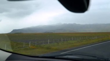 İzlanda yolunda Pov sürüyor.