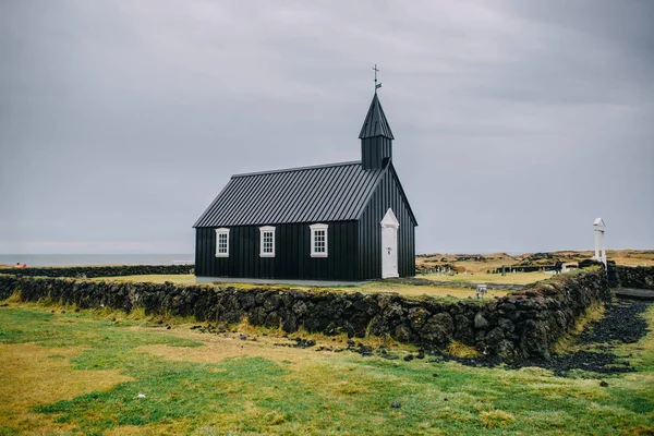 有黑人教堂的冰岛景观. — 图库照片