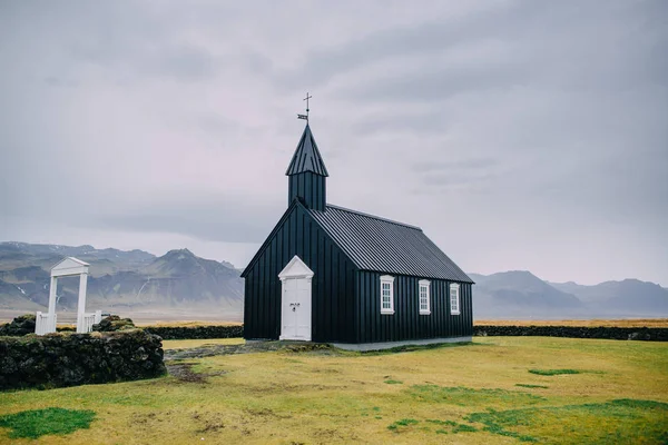 Paisaje islandés con una iglesia negra . — Foto de Stock