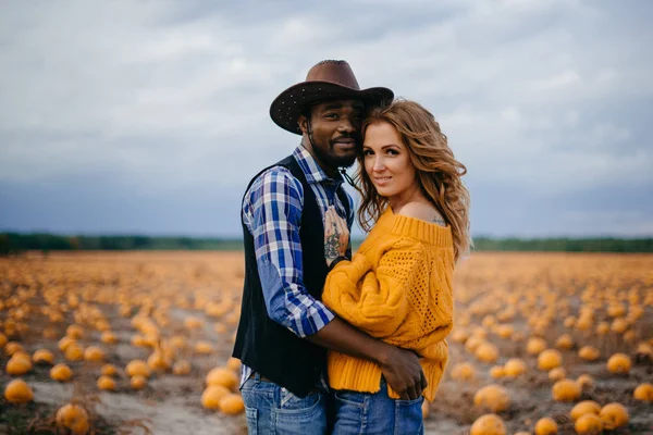 Par står i pumpafält och kramar — Stockfoto