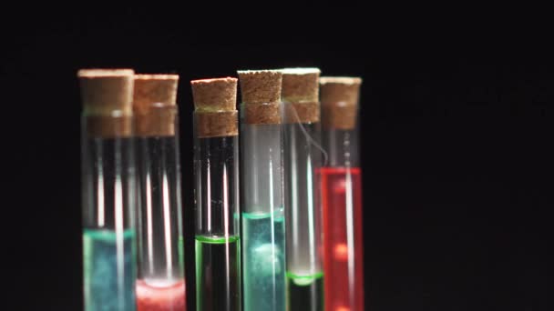 Glass test tubes with boiling multi-colored liquid. — Stock Video