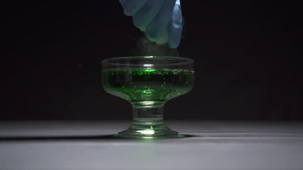 Chemical reaction of water to the addition of dry ice. — 图库视频影像