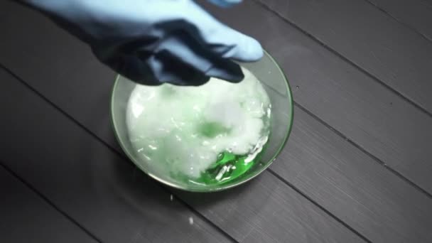 Chemische reactie van water op de toevoeging van droog ijs, bovenaanzicht. — Stockvideo