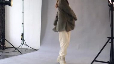 Fotoğraf çekimi sırasında stüdyoda poz veren kadın model..