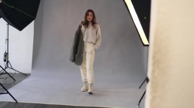 Fotoğraf çekimi sırasında stüdyoda poz veren kadın model..