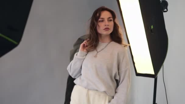Жіноча модель позує в студії під час фотосесії . — стокове відео