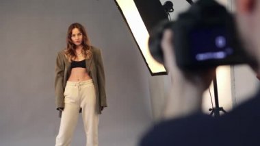Bir kadın model erkek fotoğrafçı için poz verir..