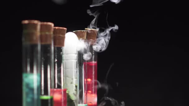 Tubes à essai en verre avec liquide multicolore bouillant . — Video