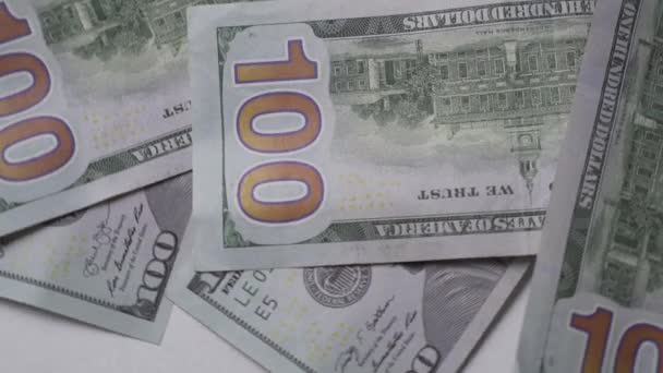 Honderd dollar biljetten bewegen in een cirkel, close-up. — Stockvideo
