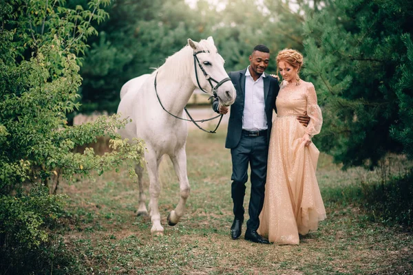 Lyckligt par går tillsammans på Ranch med hästar — Stockfoto