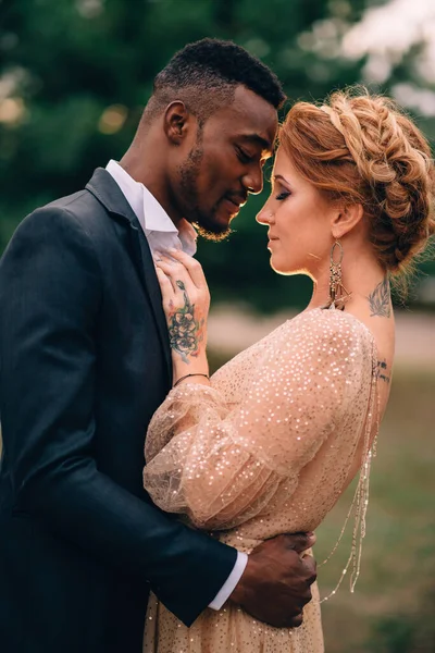 İki aşık gün batımında sarılır.