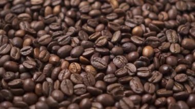 Koyu kahve çekirdekleri daireler çiziyor..