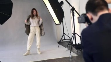 Bir kadın model erkek fotoğrafçı için poz verir..