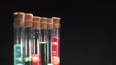 Kaynayan çok renkli sıvı ile cam test tüpleri.