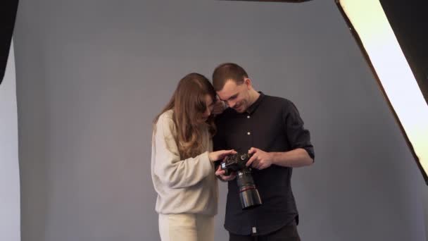 Fotograf a model sledují pořízené snímky. — Stock video