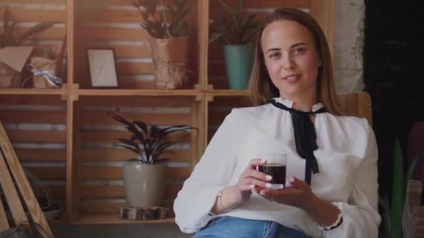 Wanita muda minum kopi di pedalaman . — Stok Video