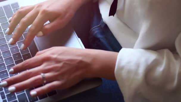 Las manos femeninas están escribiendo en el teclado. — Vídeos de Stock