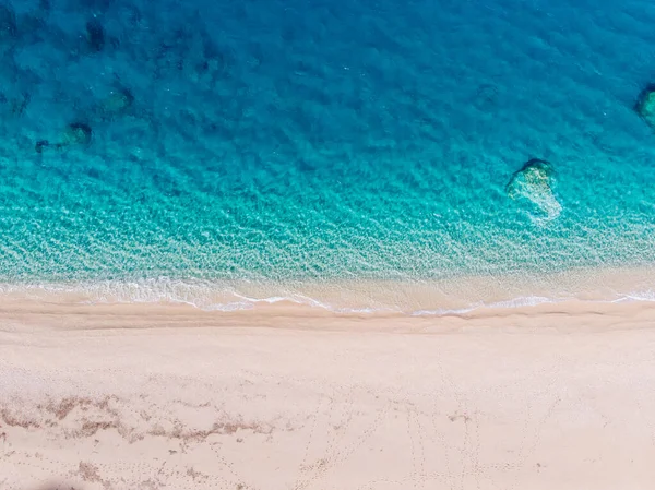 Вид зверху вниз на білий піщаний пляж на березі красивого бірюзового моря . — стокове фото
