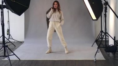 Fotoğraf çekimi sırasında stüdyoda poz veren kadın model..