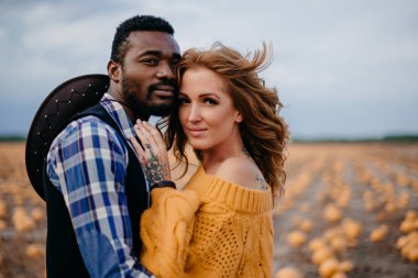 Balkabağı tarlasında iki aşık dikiliyor.