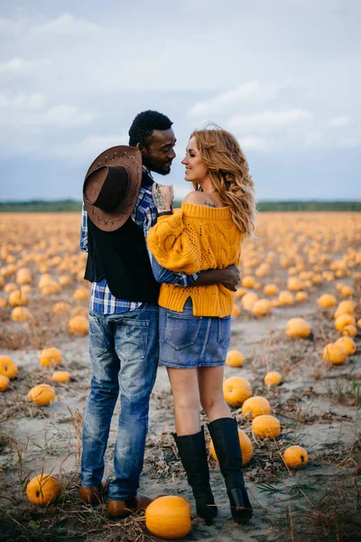 Par står i pumpafält och kramar, bakifrån. — Stockfoto